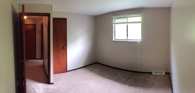Building Photo - 2 Bedroom Townhouse in Shaler