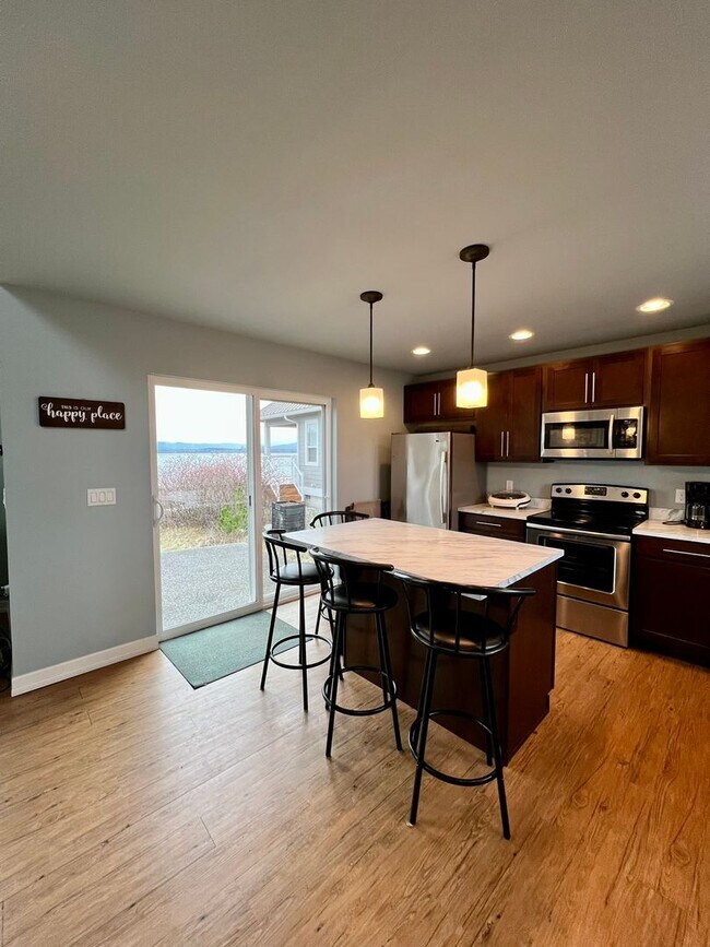 Building Photo - Waterfront 2 Bedroom Home in Ferndale!