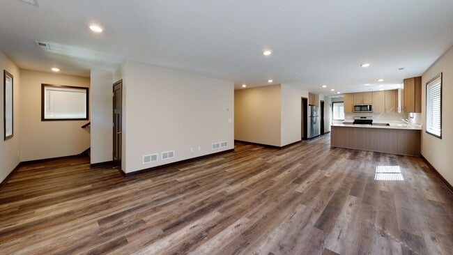 Building Photo - 6-Bed, 2-Bath Top Duplex