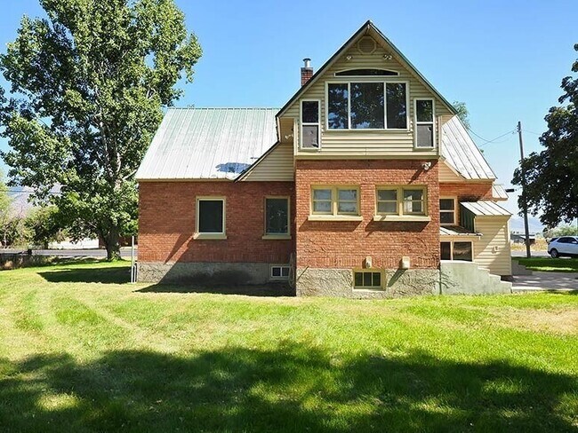 Building Photo - 2345 S Hwy 89