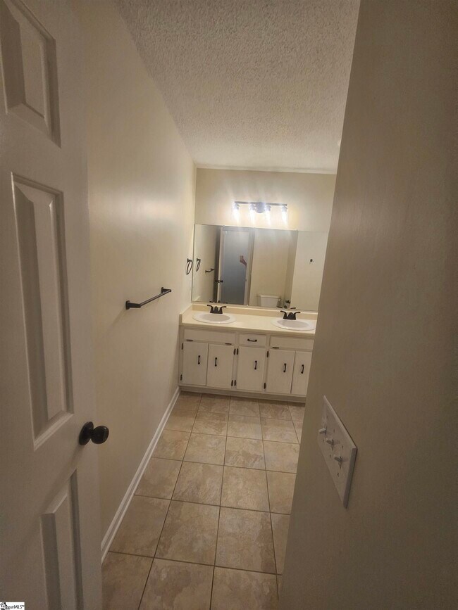Building Photo - 103 Sunningdale Ct