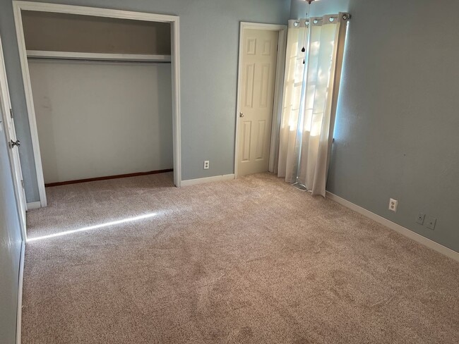 Building Photo - comfort and convenience in this 3 bedroom ...