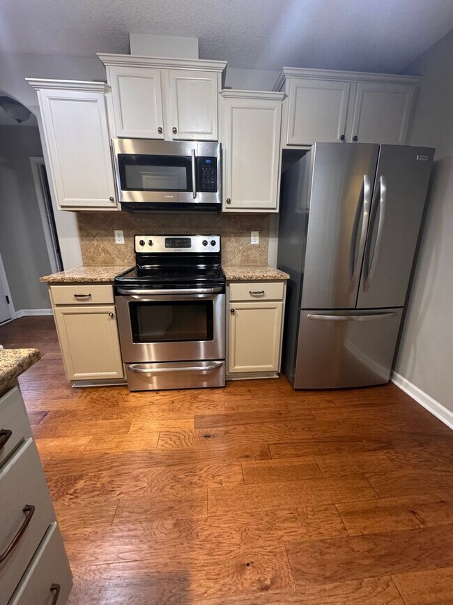 Building Photo - Beautiful 3 Bedroom, 2 Bath Home with 2-Car Garage!