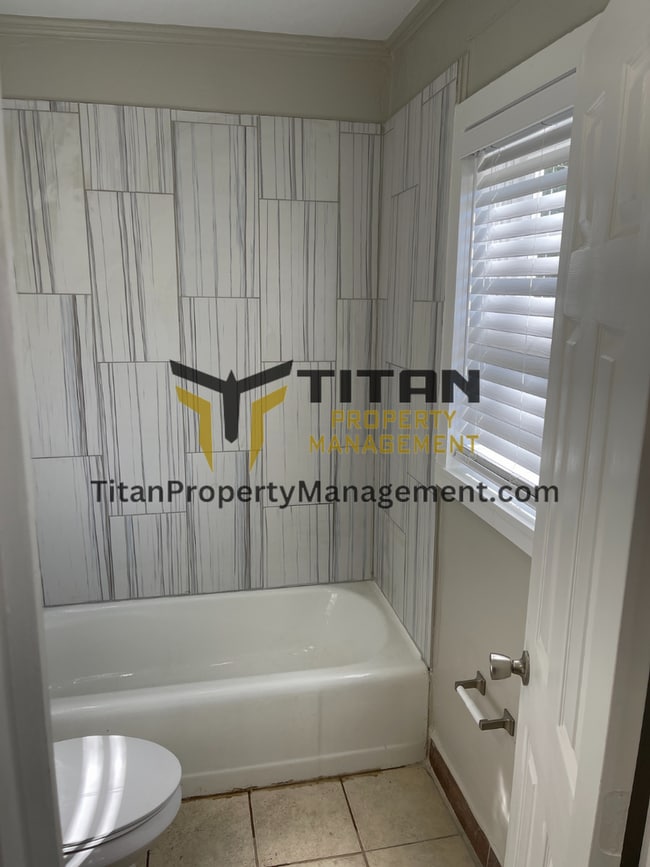 Building Photo - 1bed Renovated Downtown Duplex