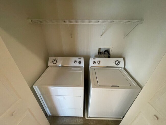 Building Photo - Upgraded 2 Bedroom Condo W/ 1 Car Garage N...