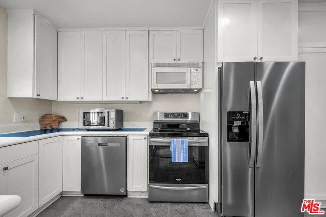 Building Photo - 8207 Stewart Ave