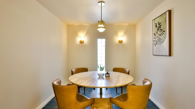 Building Photo - Downtown HB Furnished One-Month to Mid-Term Rental