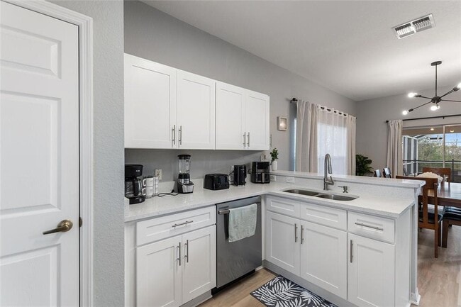 Building Photo - 546 Windsor Pl