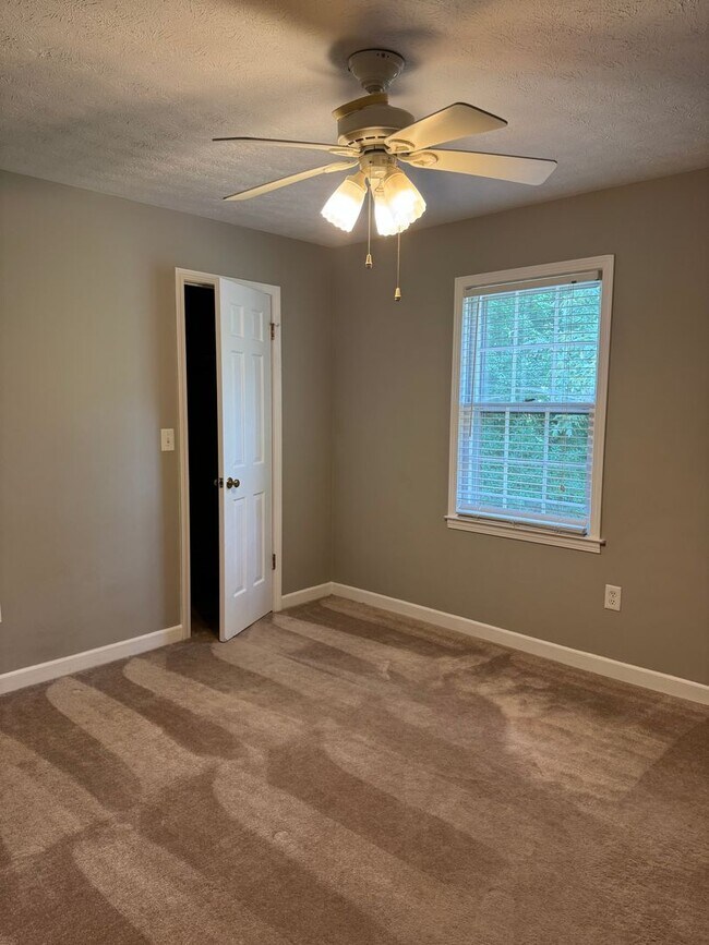Building Photo - 4 Bedroom with fenced in yard!