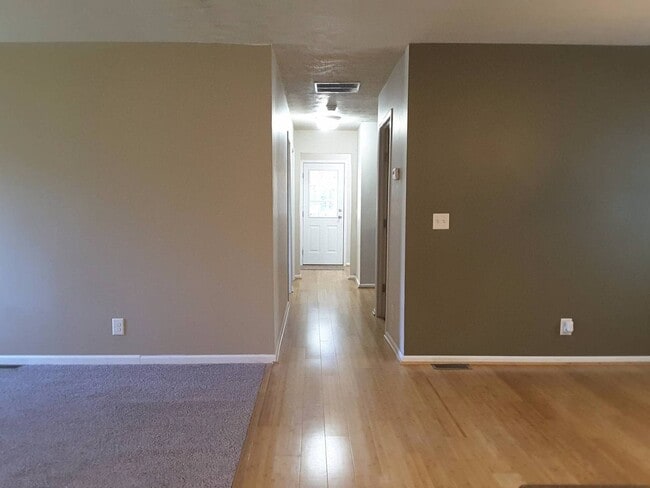 Building Photo - 3 Bedroom Single Family Home!