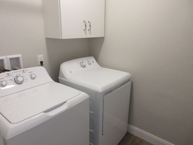 Building Photo - ** Move-in Discount ** 3 bed 2.5 bath - Newer townhome in the heart of Cedar City