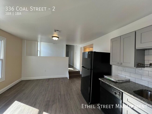 Building Photo - Spacious Newly Renovated 3 Bedroom Apartment