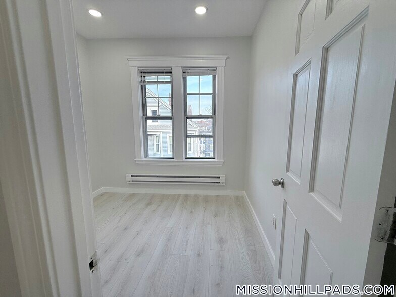 Building Photo - 739 Parker St