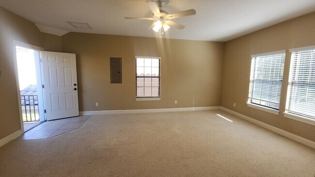 Building Photo - Huge 3 Bed 2.5 bath Home in Palencia- Main Bedroom downstairs plus Upstairs Efficiency
