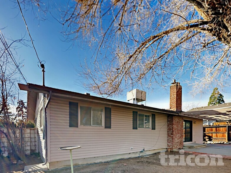 Building Photo - 1355 Royal Dr