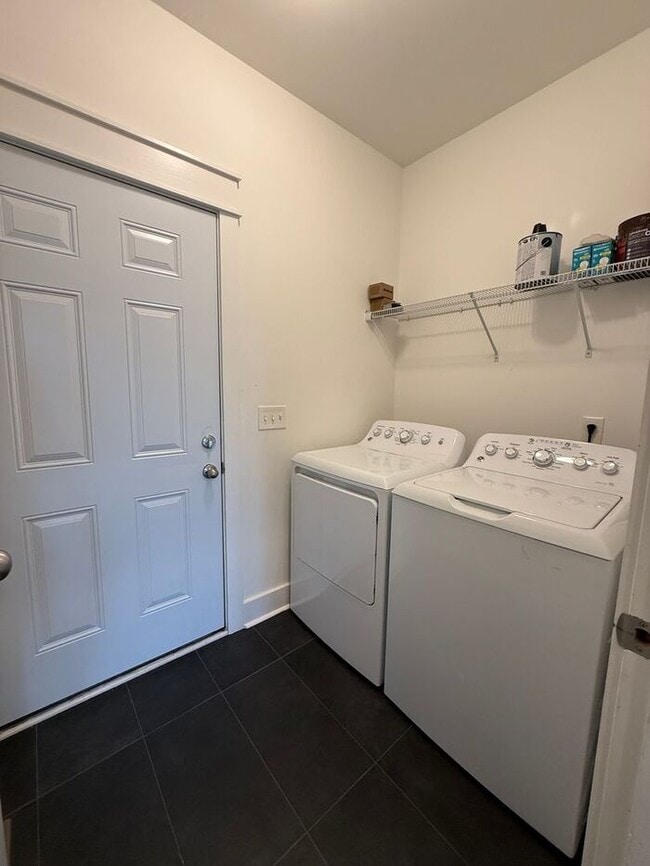 Building Photo - Beautiful Two-Story House in Woodbine - Fenced in Backyard