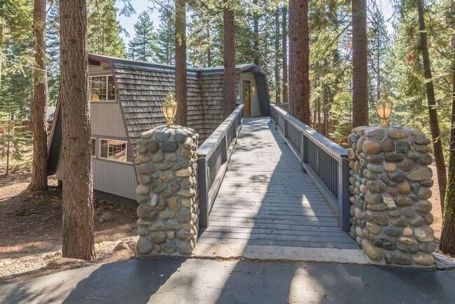 Building Photo - SEASONAL LEASE: "Ski Bird's Paradise"