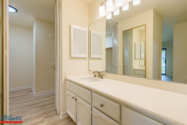 Building Photo - 4015 Villa Vista