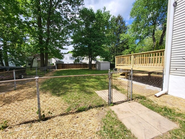 Building Photo - HUGE Yard and New Kitchen!