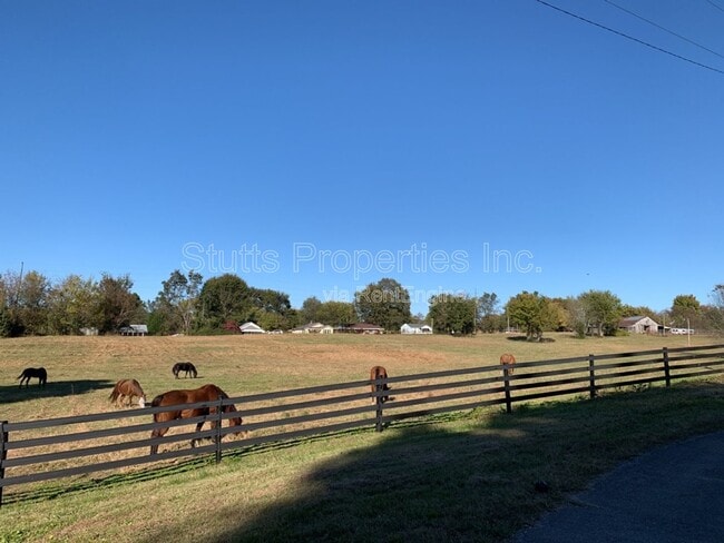 Building Photo - 1924 Chisholm Rd