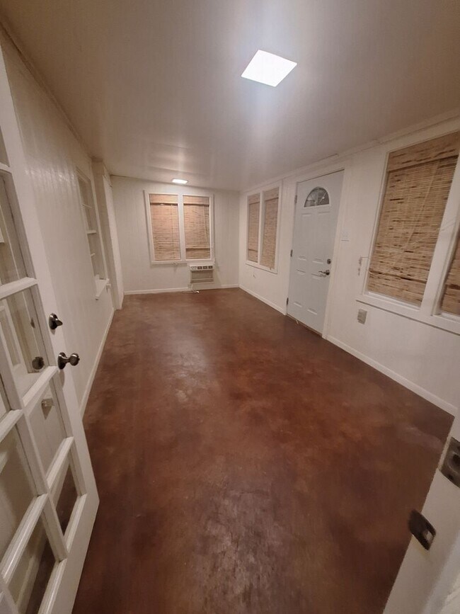 Building Photo - Spacious 3 bedroom, 2 bath