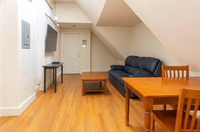 Building Photo - 18 Greylock Rd