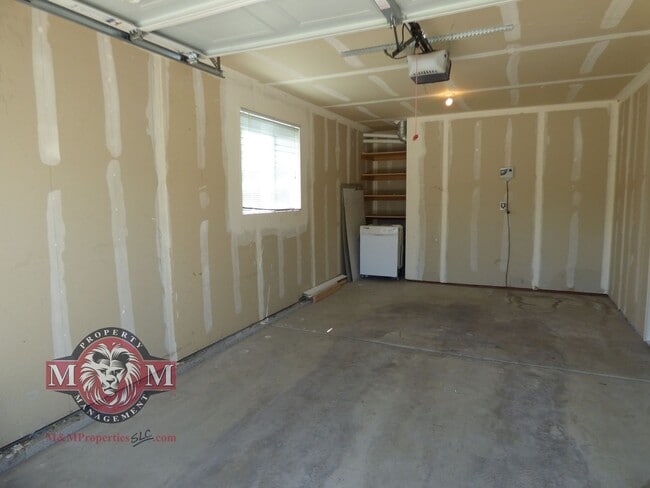 Building Photo - 2 Bd 1.5 Bath Duplex in Milcreek