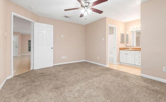 Building Photo - 4 Bedroom Home with 2 Bath and large back ...