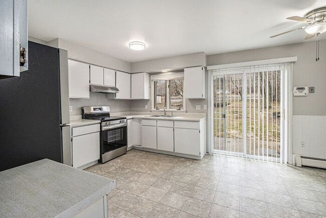 Building Photo - $1250 /2-bedr/1.5 bath town house duplex; tenant pays only electric (Kalamazoo)