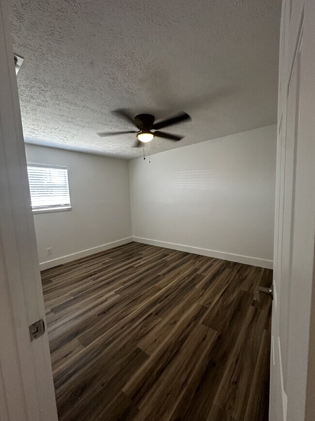 Building Photo - 615 Gardenia St