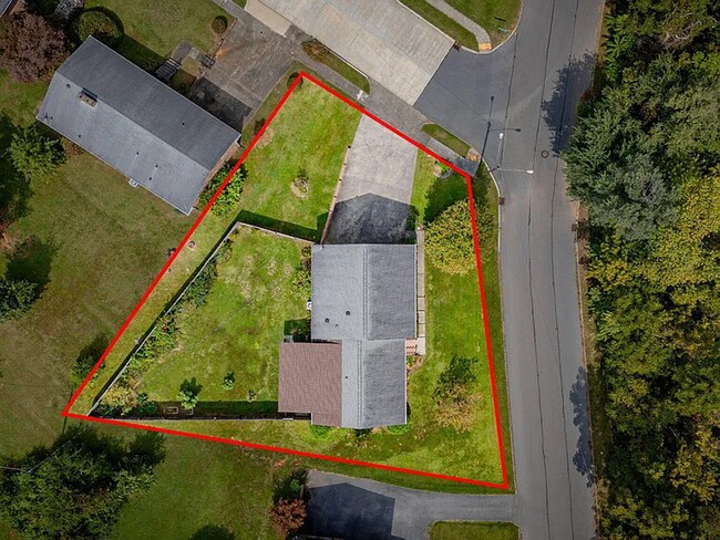 Building Photo - Charming 3-Bedroom Home with Modern Upgrad...