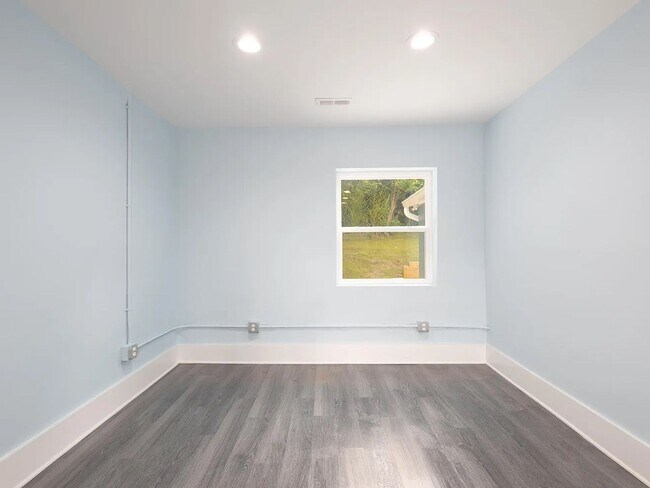 Building Photo - 2 Bedrooms • 2 Full Bathrooms • ~1,254?sq?ft • ~0.34-acre lot