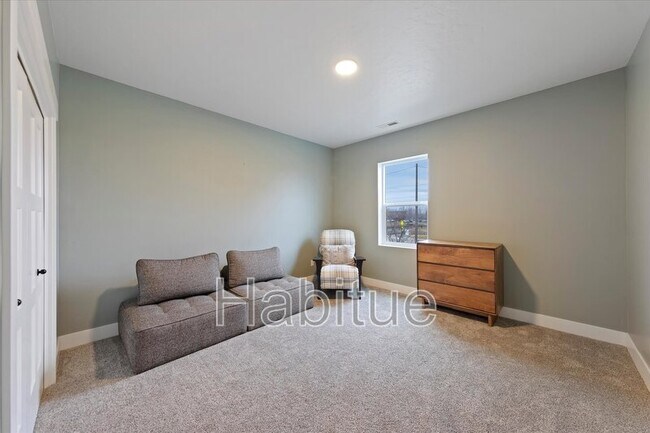 Building Photo - 917 E Bissett St