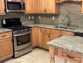 Building Photo - Tarzana Villas