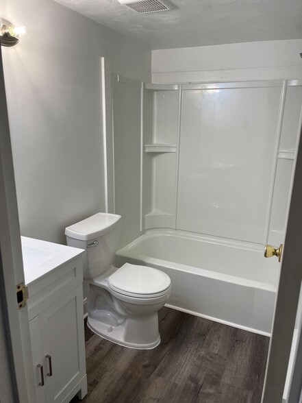 2nd Bathroom - 600 Campbell Cir
