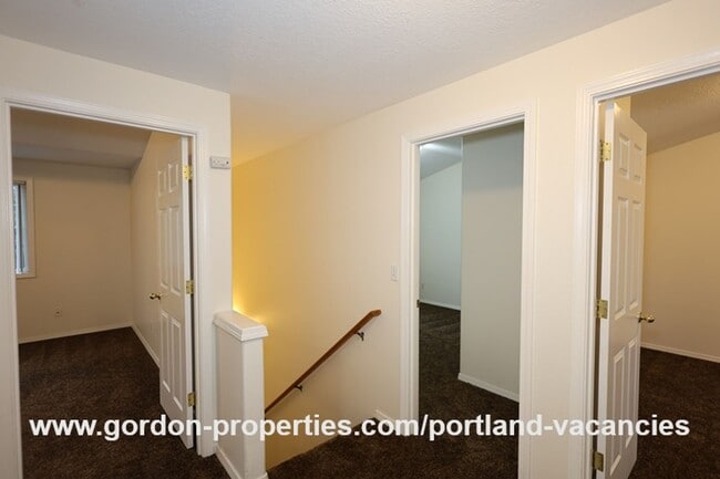 Building Photo - SE 73rd Ave - 3 bedroom townhouse in Mt Scott-Arleta neighborhood