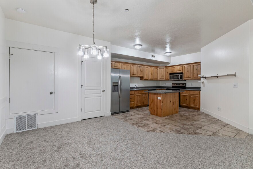 Building Photo - 389 S State St