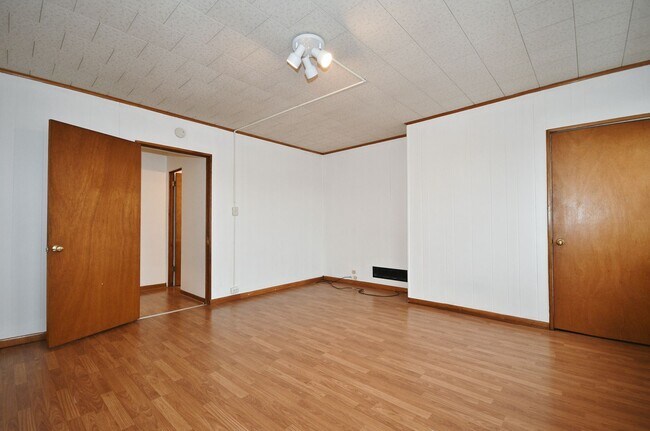 Building Photo - South Side 3BR - Simple, Solid, Ready