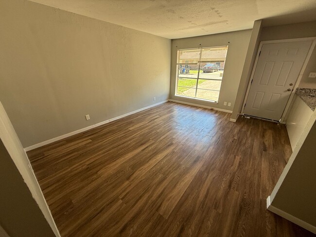 Building Photo - 2916 Bernice Dr