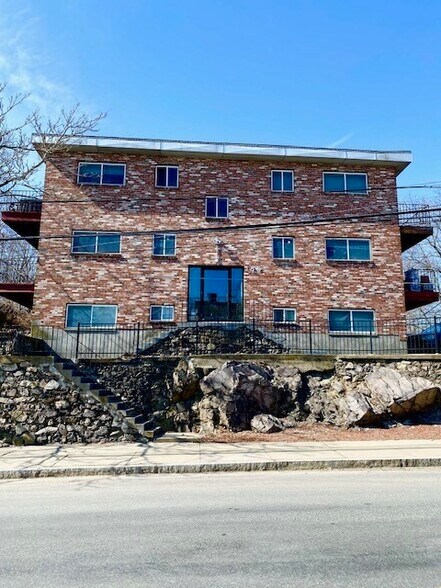 Primary Photo - 185 Grove St
