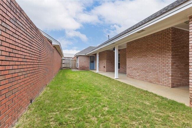 Building Photo - 1703 Pebble Creek Dr