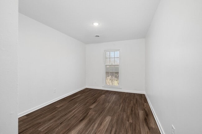 Building Photo - 5 bedroom 3 bath in Covington recently renovated just off the town square