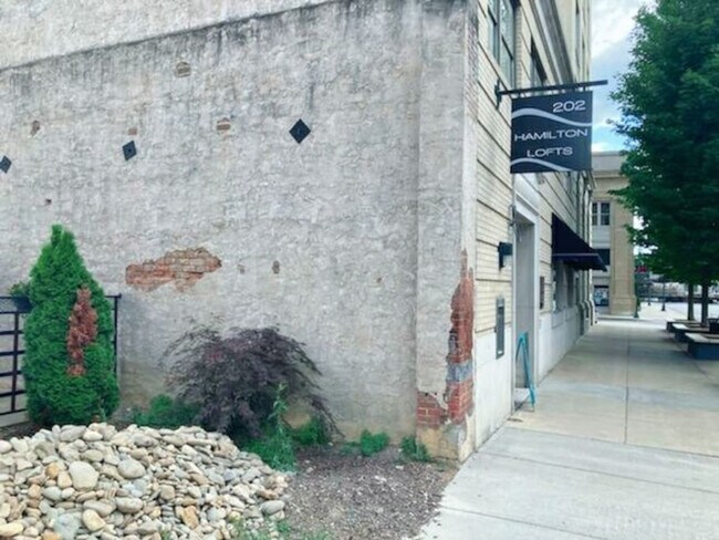 Building Photo - 202 E Main St