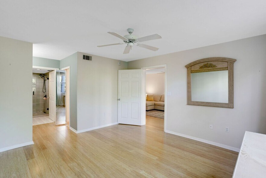 Building Photo - 285 Naples Cove Dr