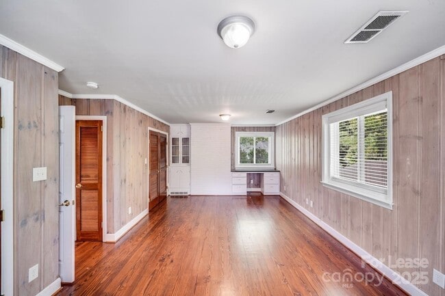 Building Photo - 2417 Laburnum Ave