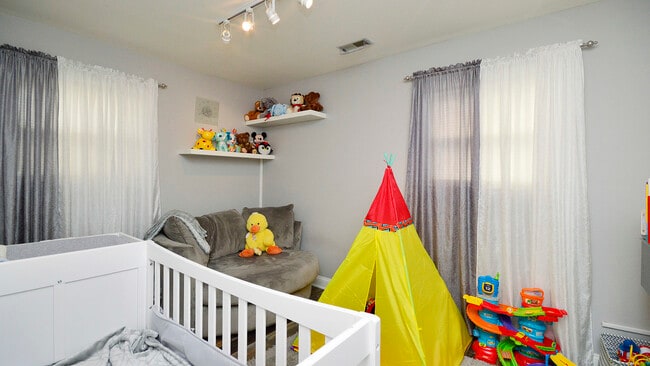 Building Photo - 407 Mors Ave