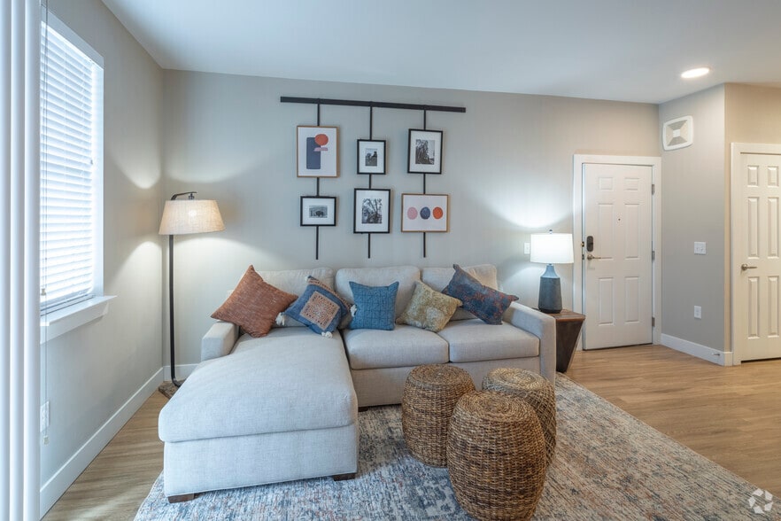 2BR, 2BA - 959SF - Living Room - Range at Reunion