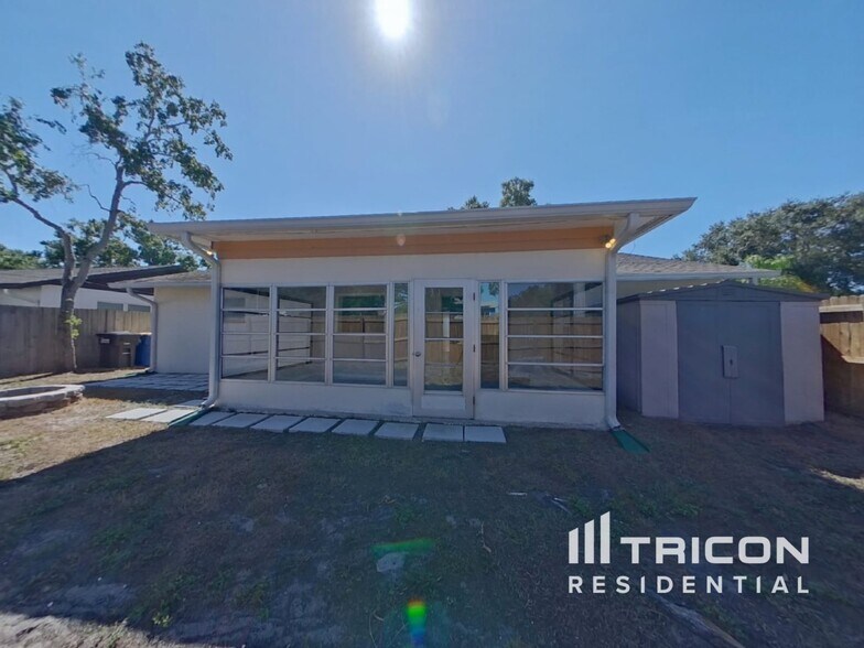 Building Photo - 1906 Radcliffe Dr N