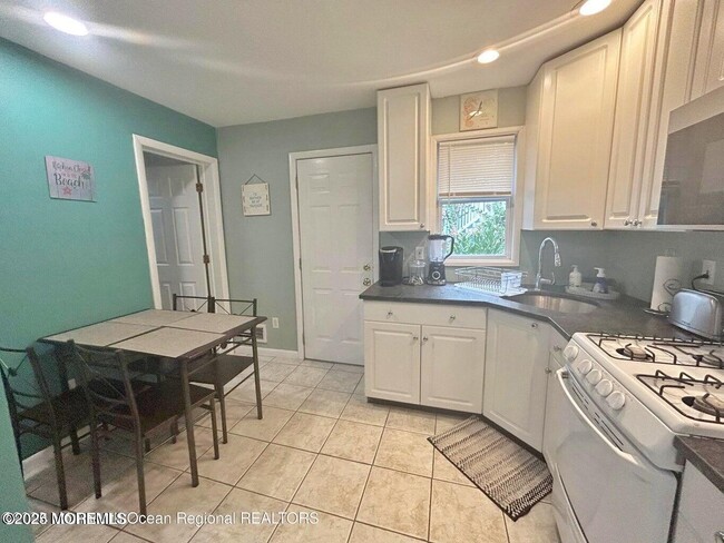 Building Photo - 511 14th Ave