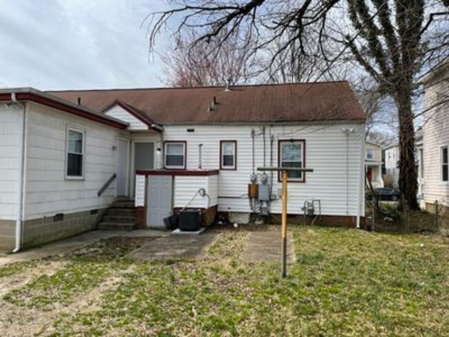 Building Photo - 2 bed big back yard, central ac and heat, ...